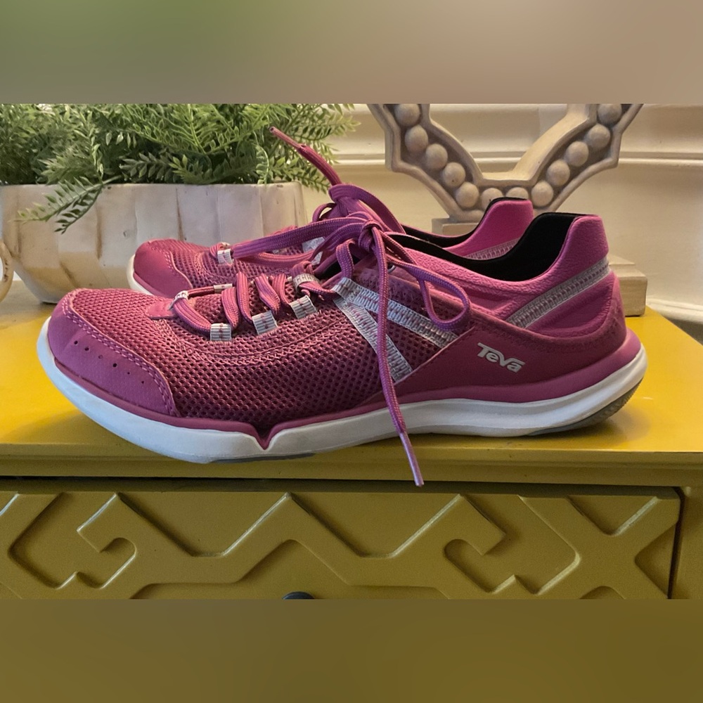 TEVA evo water athletic shoes sneakers women’s Sz 7 magenta EUC